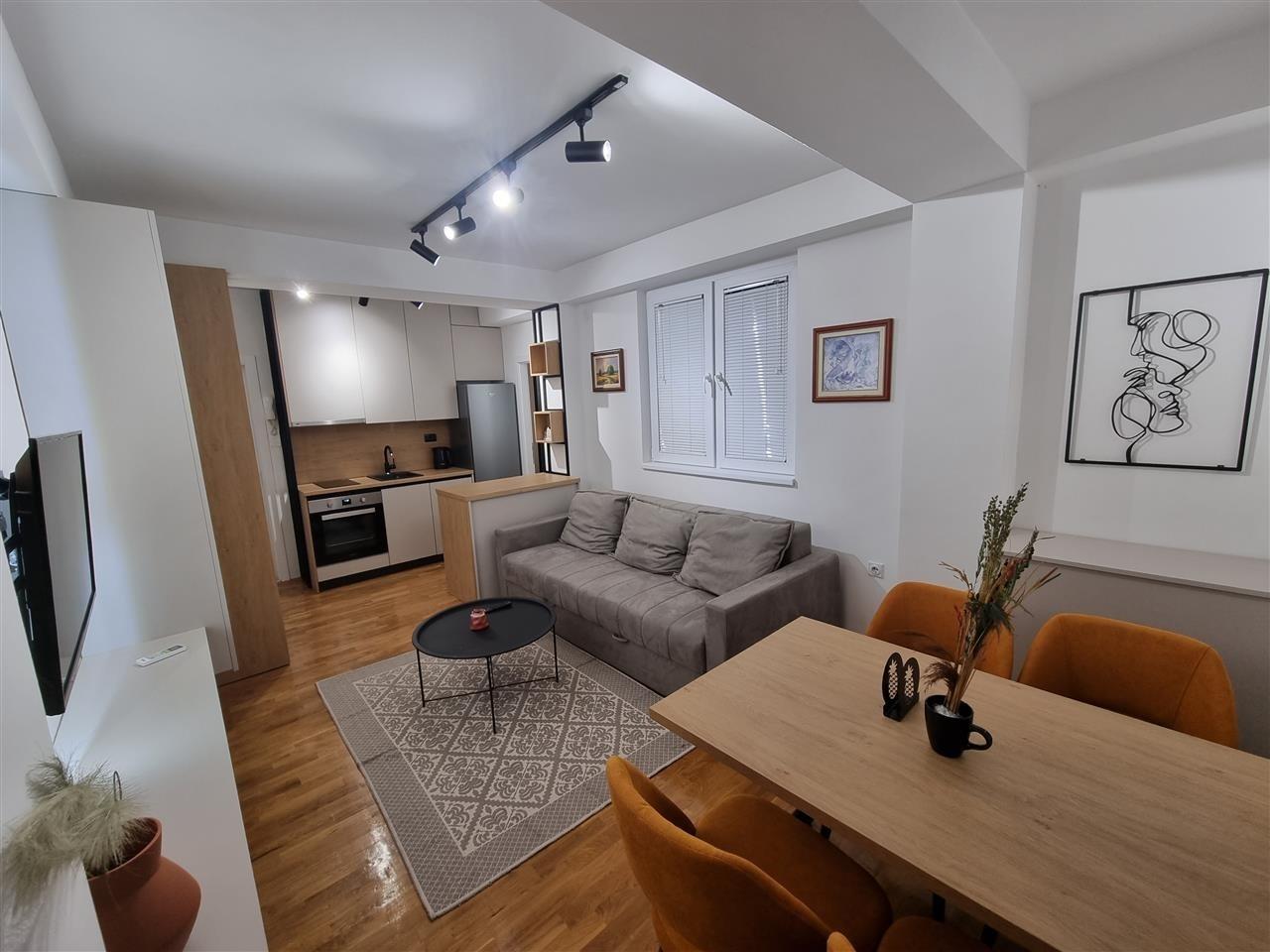 FOR RENT: Nov stan vo centar so parking luksuzno opremen