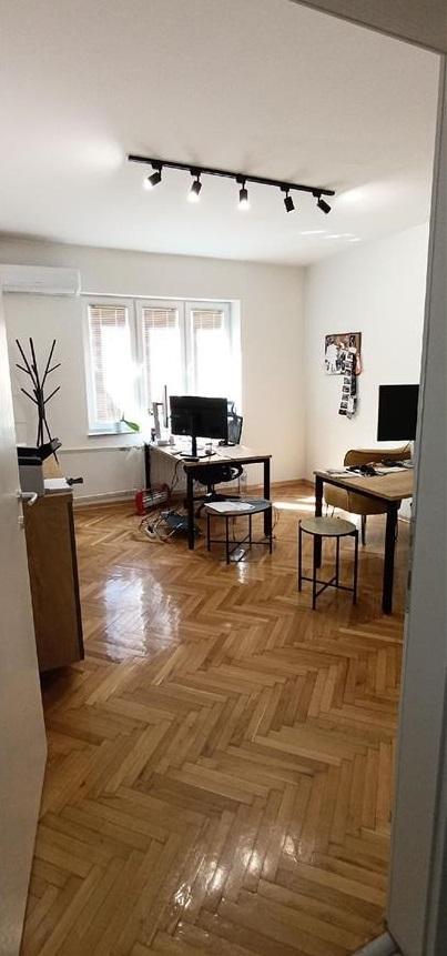PRAZEN TROSOBEN STAN ZA DELOVNA NAMENA VO CENTAR
