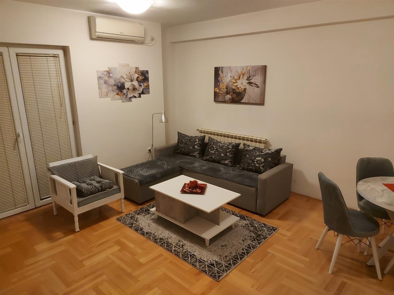 Se izdava namesten stan od 54m2 pozadi Univerzalna