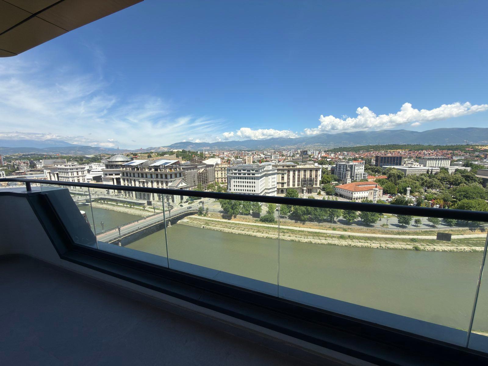 Nov Prazen stan od 135m2 Centar Grand River Holiday Inn