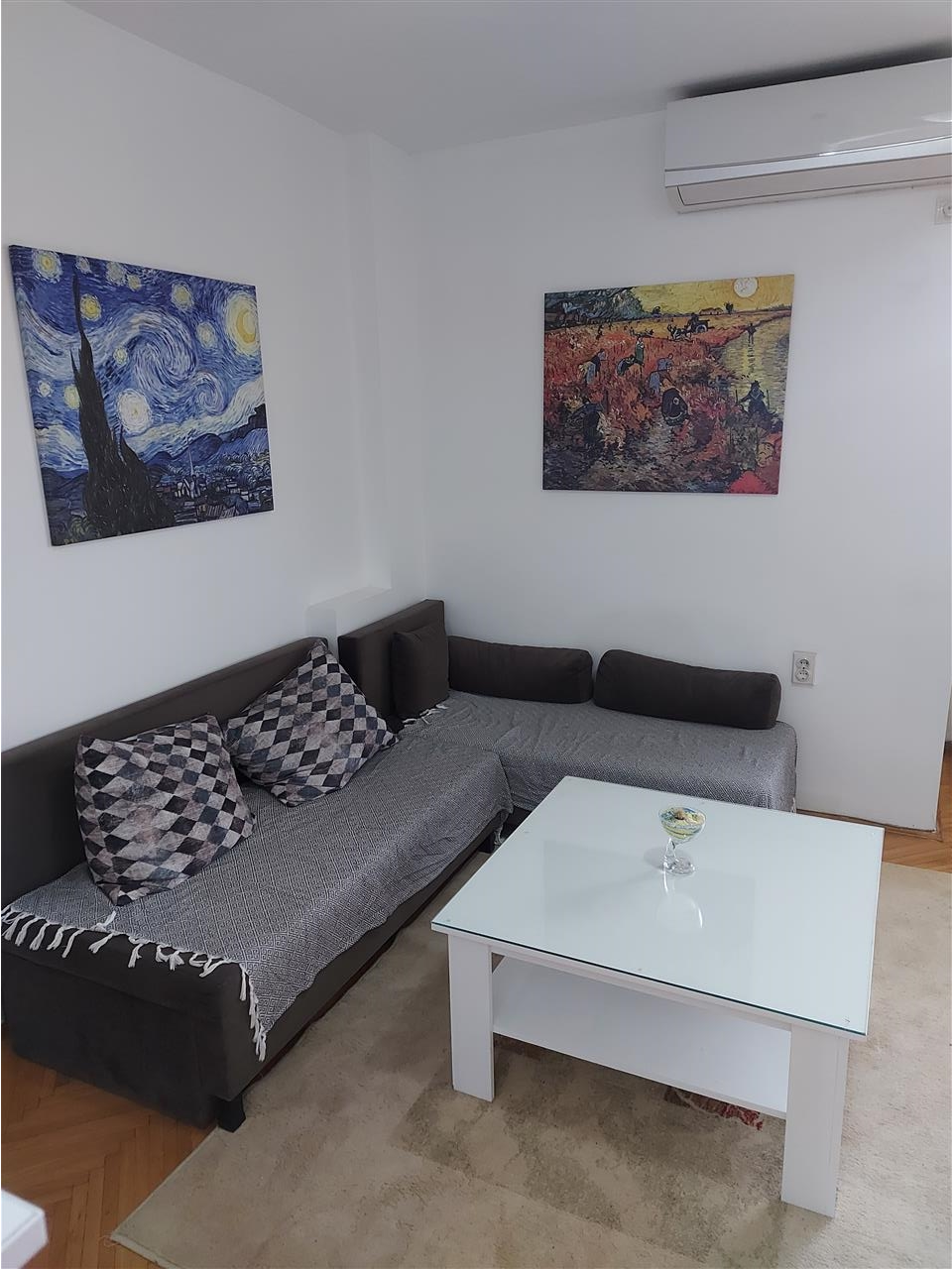 Se izdava stan Centar 72m2, 2 spalni kaj zel pazar