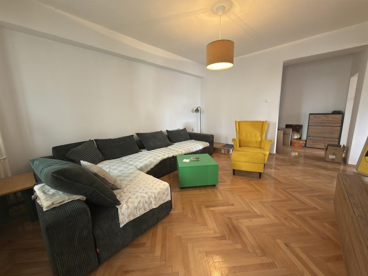 Se Izdava Trosoben 98m2 kaj Zeleznicka