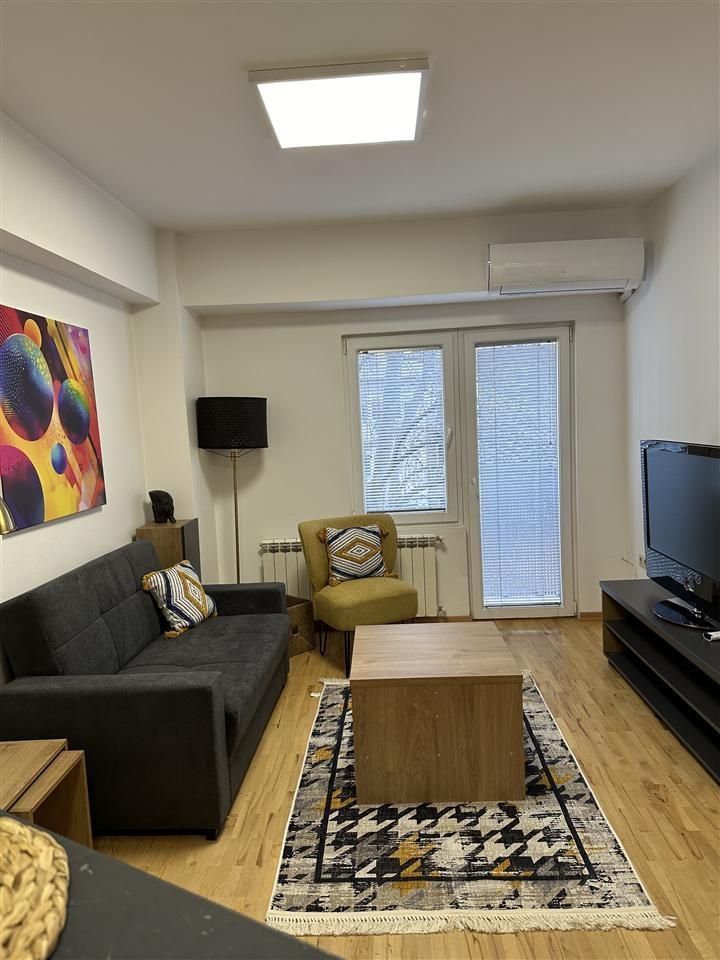 Se izdava renoviran namesten stan od 35m2 vo Centar