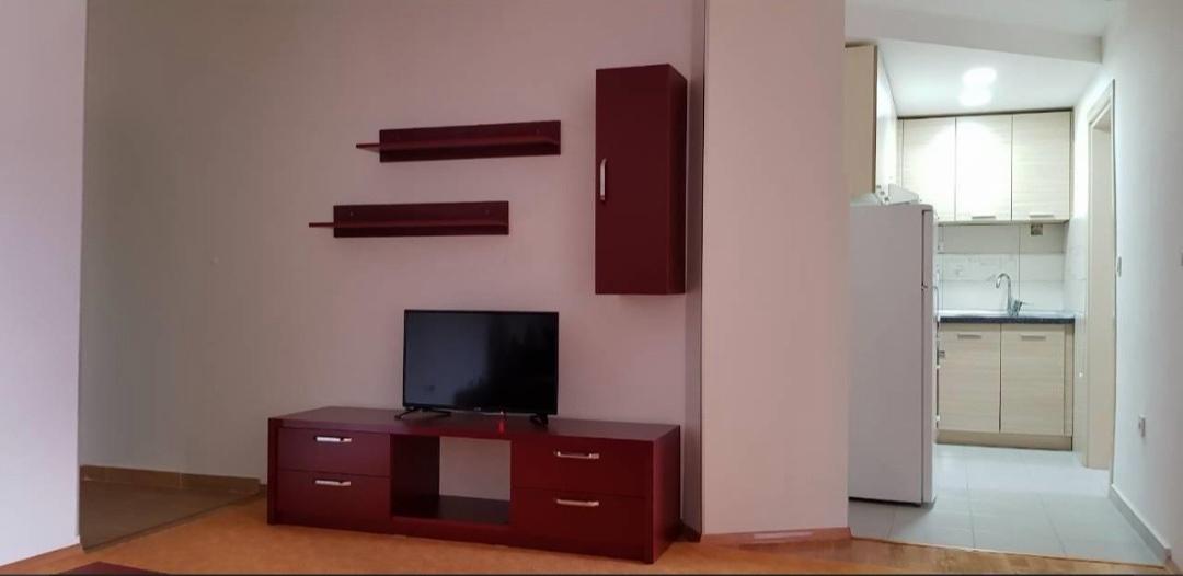 SE IZDAVA TROSOBEN NAMESTEN STAN VO CENTAR OD 53M2