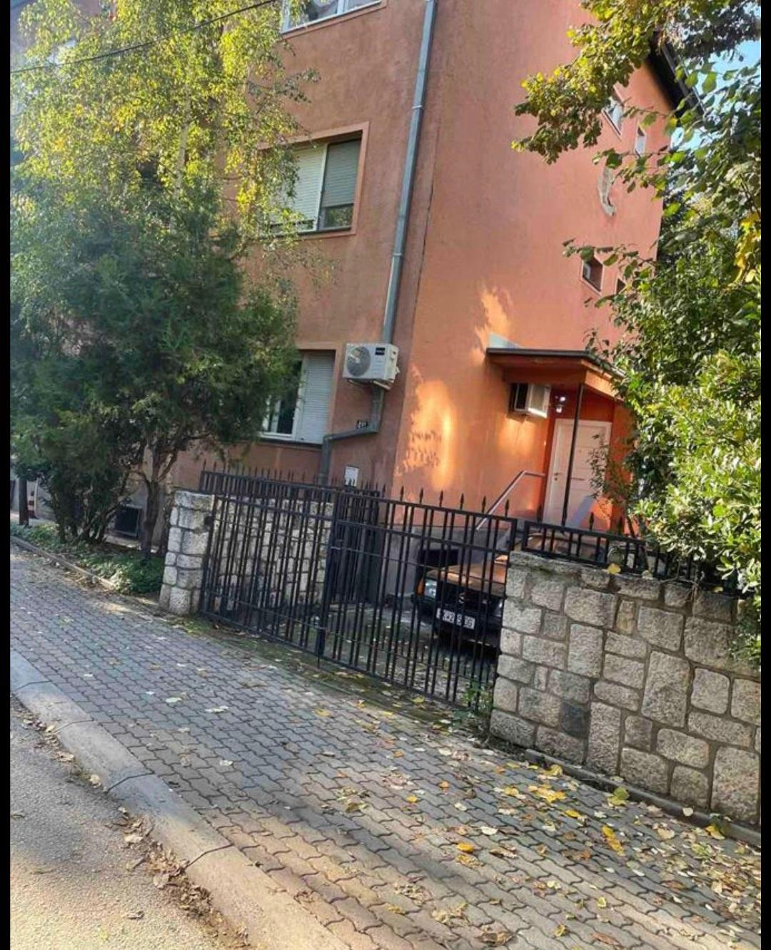 ODLICHEN STAN ZA ZIVEENJE ILI DELOVNO RABOTENJE