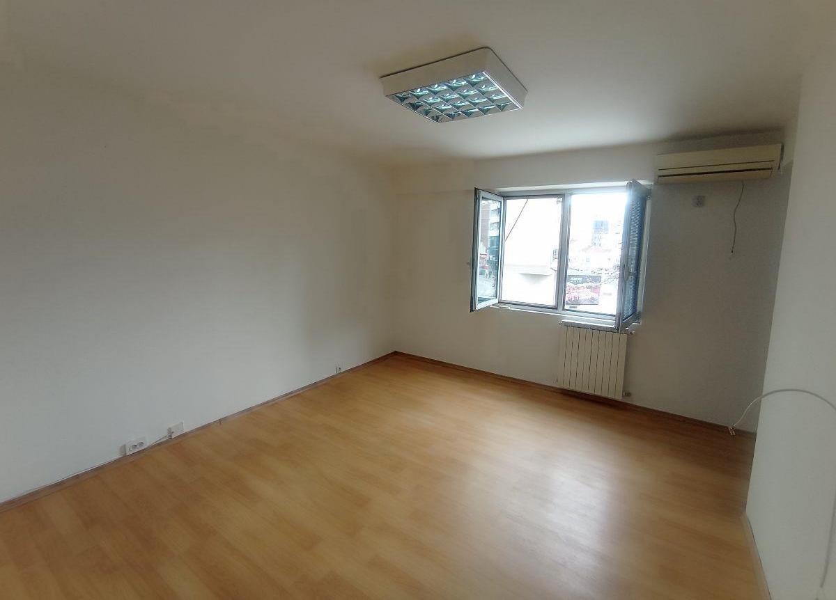 We are renting an empty apartment of 33 m2 opposite Universalna near Broz Cafe