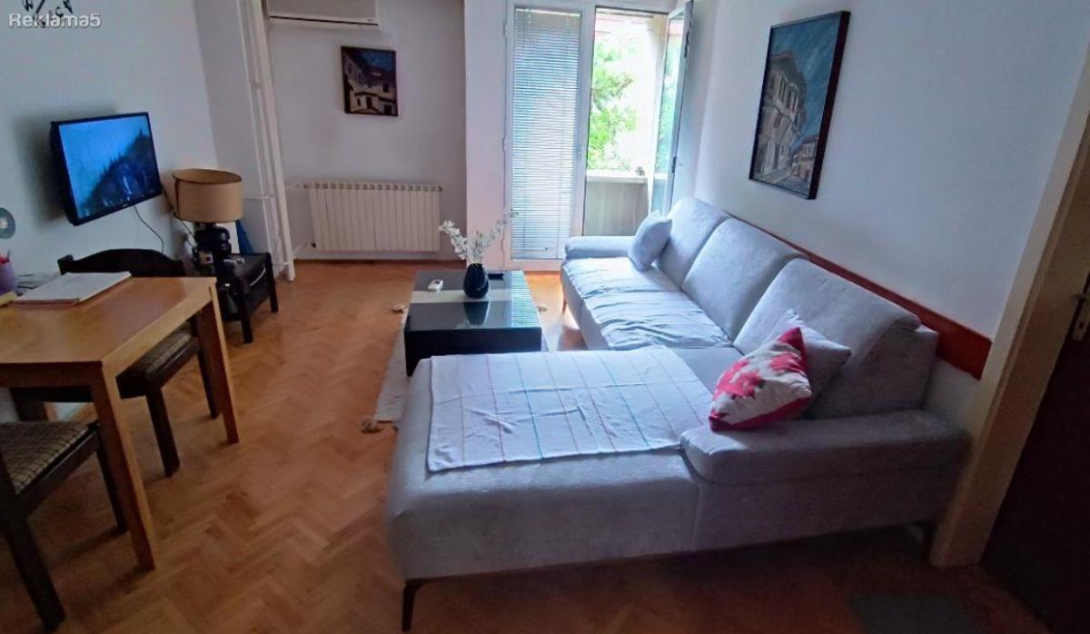 SE IZDAVA DVOSOBEN KARSI AVRM KAPISTEC
