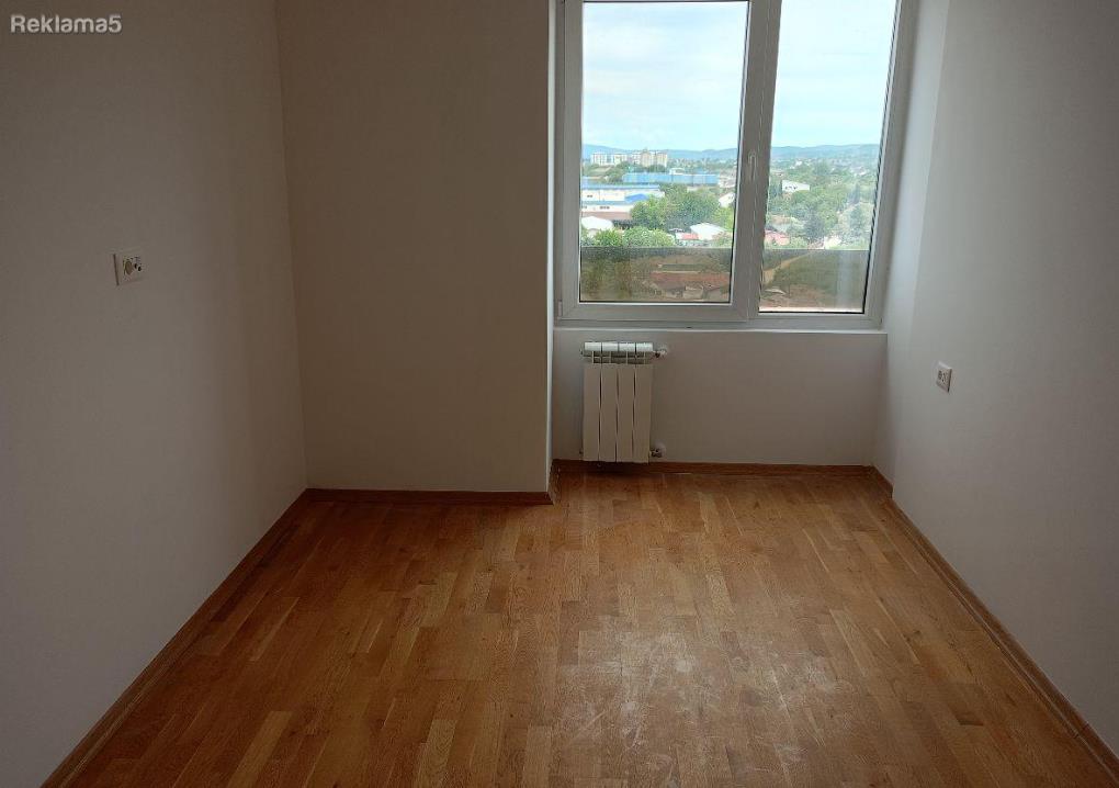 SE IZDAVA DVOSOBEN PRAZEN PORTA SUPERIUM BLIZU ZELEZNICKA