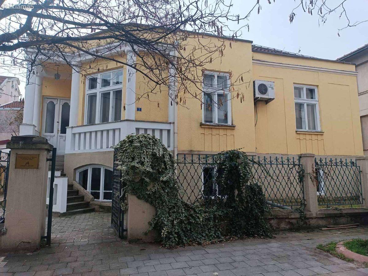 A house of 240 m² is for rent in the Center