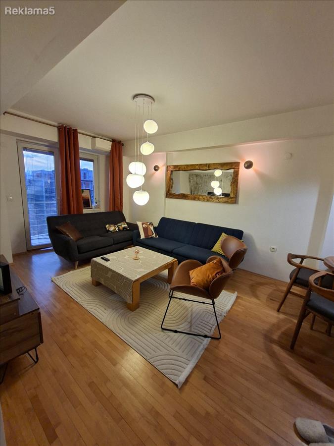 Izdava ubavo namesten nov stan 85m2,CENTAR,UNIVERZALNA SALA