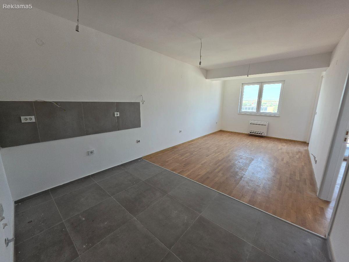 An empty apartment for rent near Mercedes