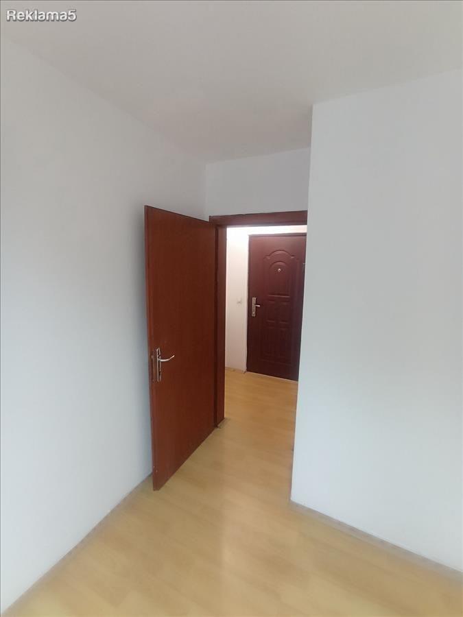 Prazen dvosoben 35m2 za kancelarii vo D.Maalo