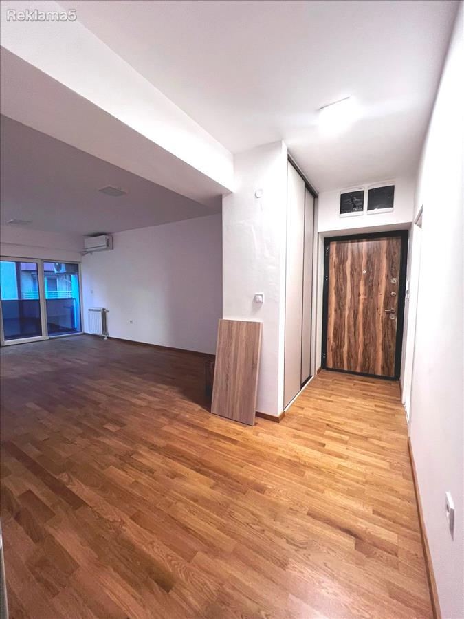 Se izdava nov prazen trosoben 75m2 D.MAALO