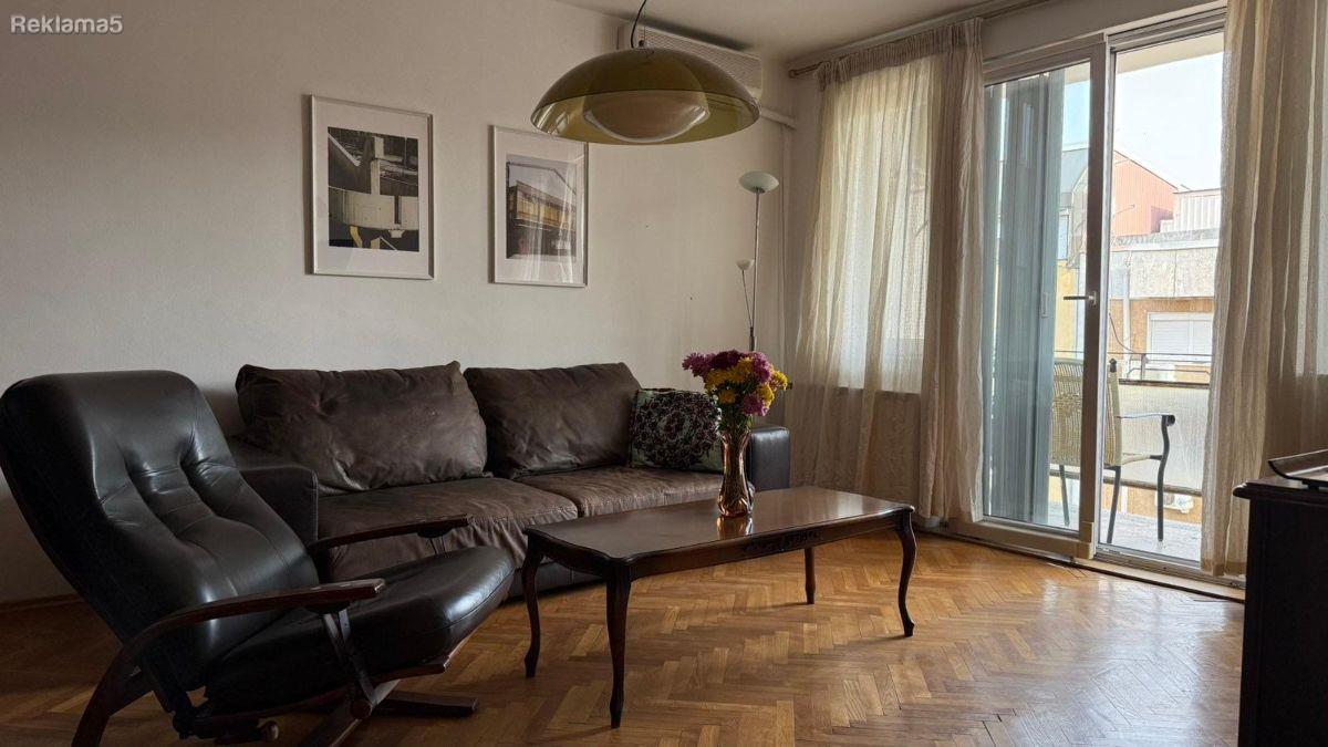 Se izdava stan na ul.Makedonija od 70m2