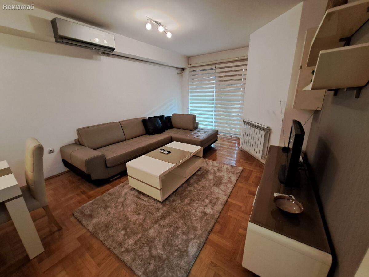 SE IZNAJMUVA TROSOBEN STAN VO CENTAR, MVR