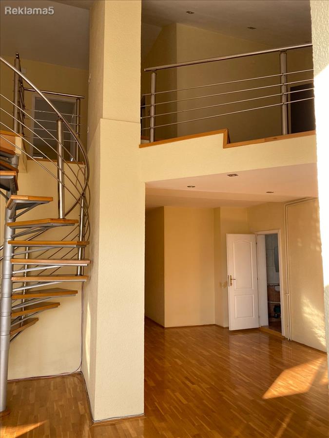 Se izdava prazen stan na ul.Makedonija od 205m2