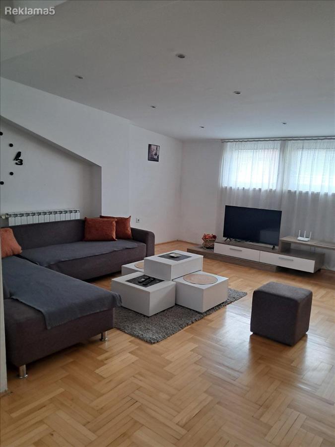 Se izdava trosoben stan vo Centar, Bunjakovec