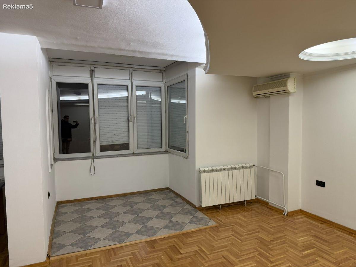 SE IZDAVA TROSOBEN PRAZEN NA BILNA CENTAR