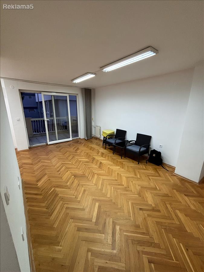 Se izdava stan vo centar so golem balkon i parking mesta!