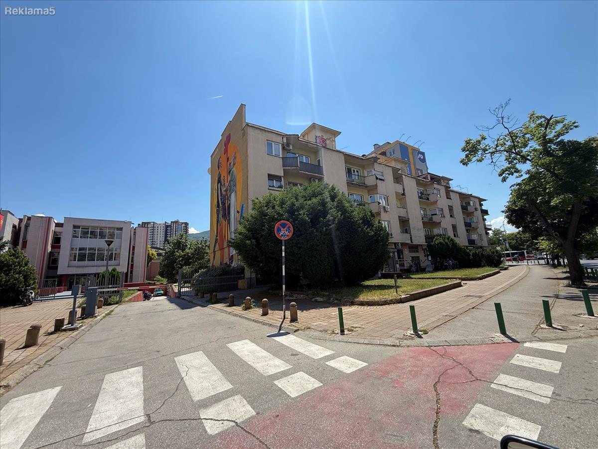 Se izdava stan vo strog Centar 65m2 so parking