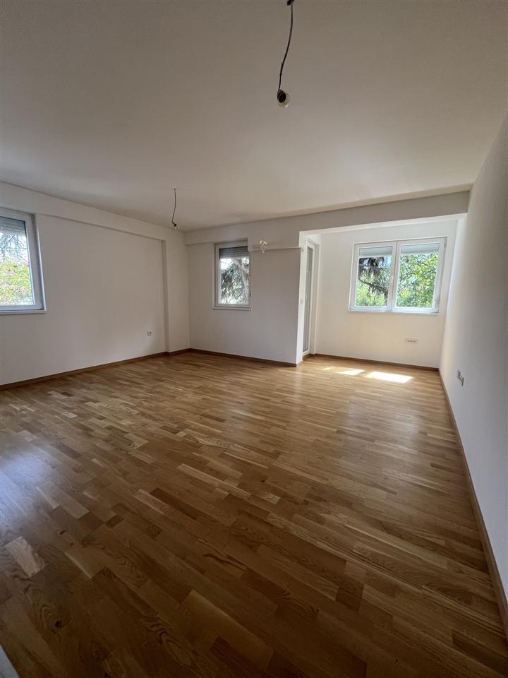 Nov stan so 3 spalni i dvor vo Vlae