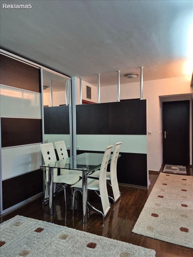 Se prodava stan so dve spalni 64m2 vo Karpos 1