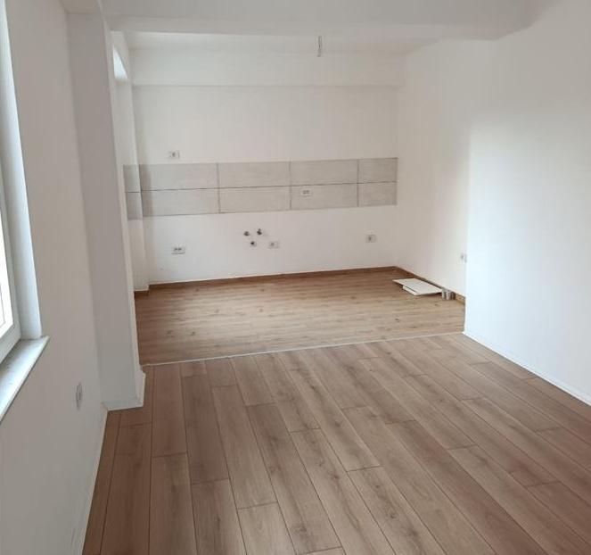 Stan vo Vlae 74m2 so 2 spalni parking novogradba