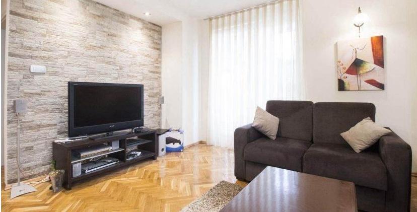 Stan vo Centar Gradski Zid 78m2 so 2 spalni renoviran