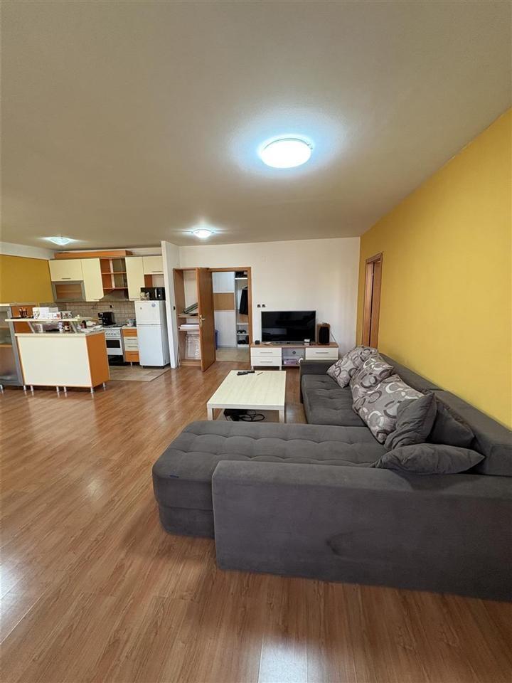Stan vo Centar kaj Univerzalna 70m2 novogradba