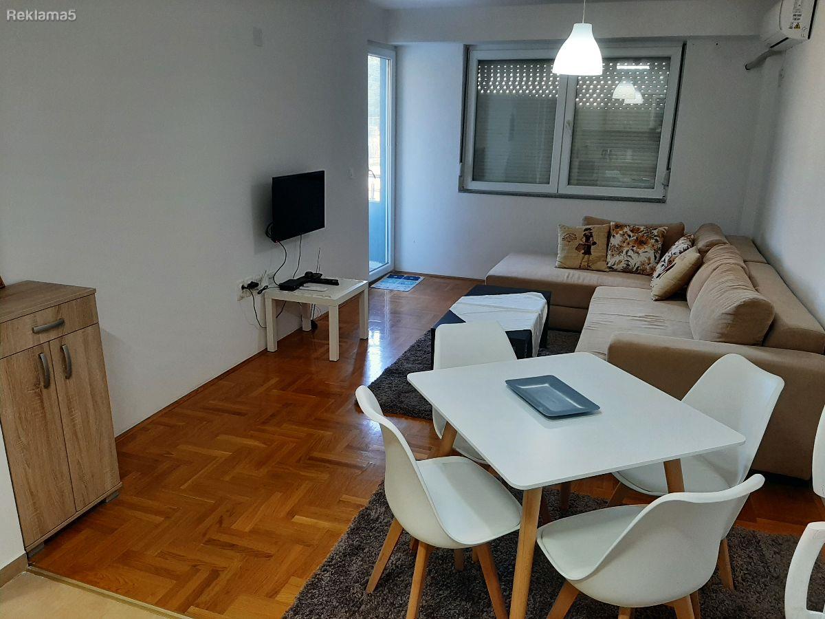 Sanrajs - odlicen stan od 43m2 vo nas.Raca, namesten