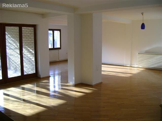 Kat od kukja -cetvorosoben stan 150m2 vo Kozle