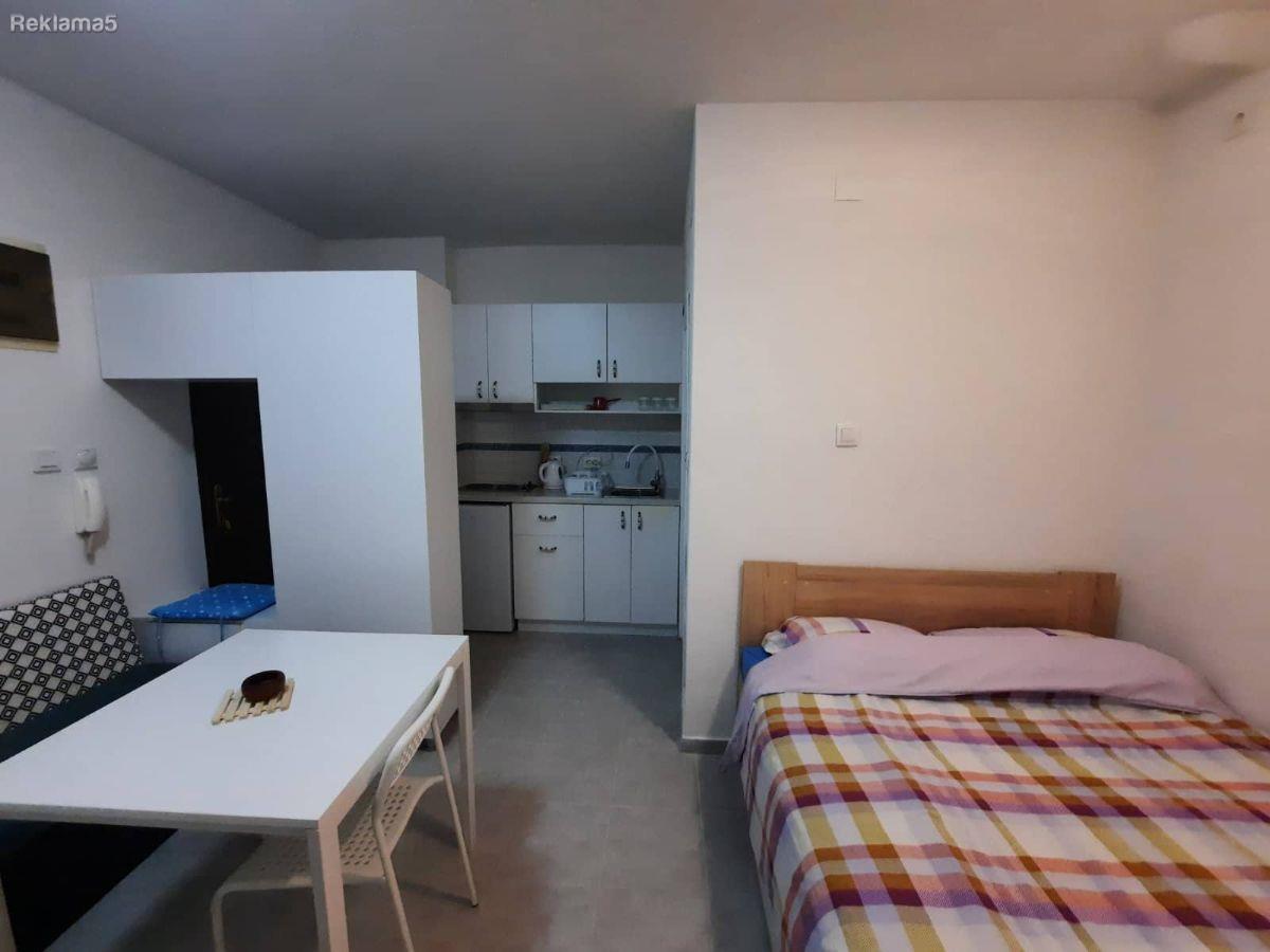 I am renting a studio apartment next to Fenix Bakery
