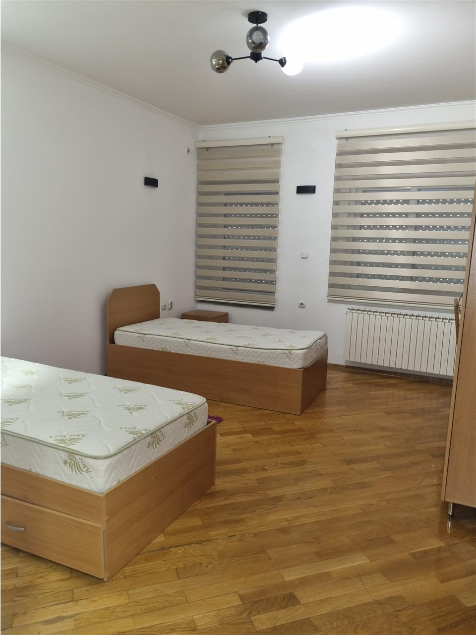 Se izdava stan so 2 spalni sobi vo Centar