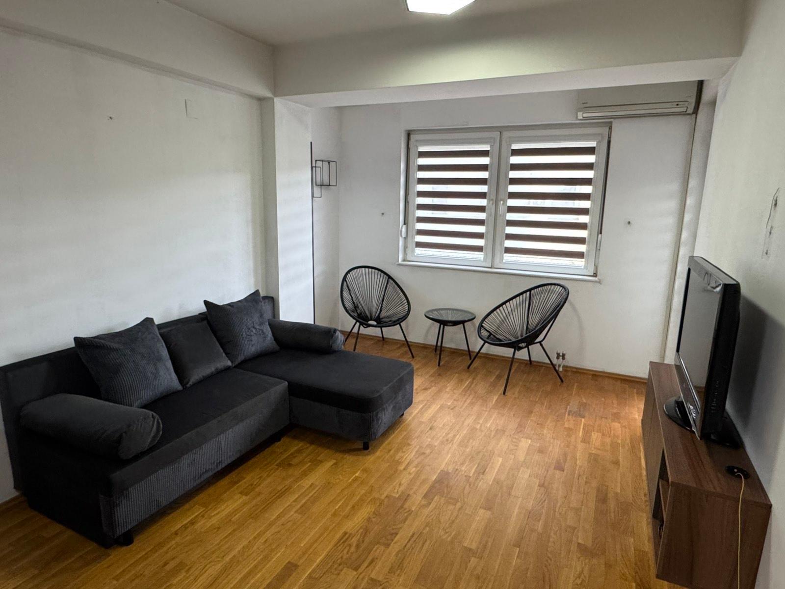SAVIC IS RENTING AN APARTMENT IN THE CENTER