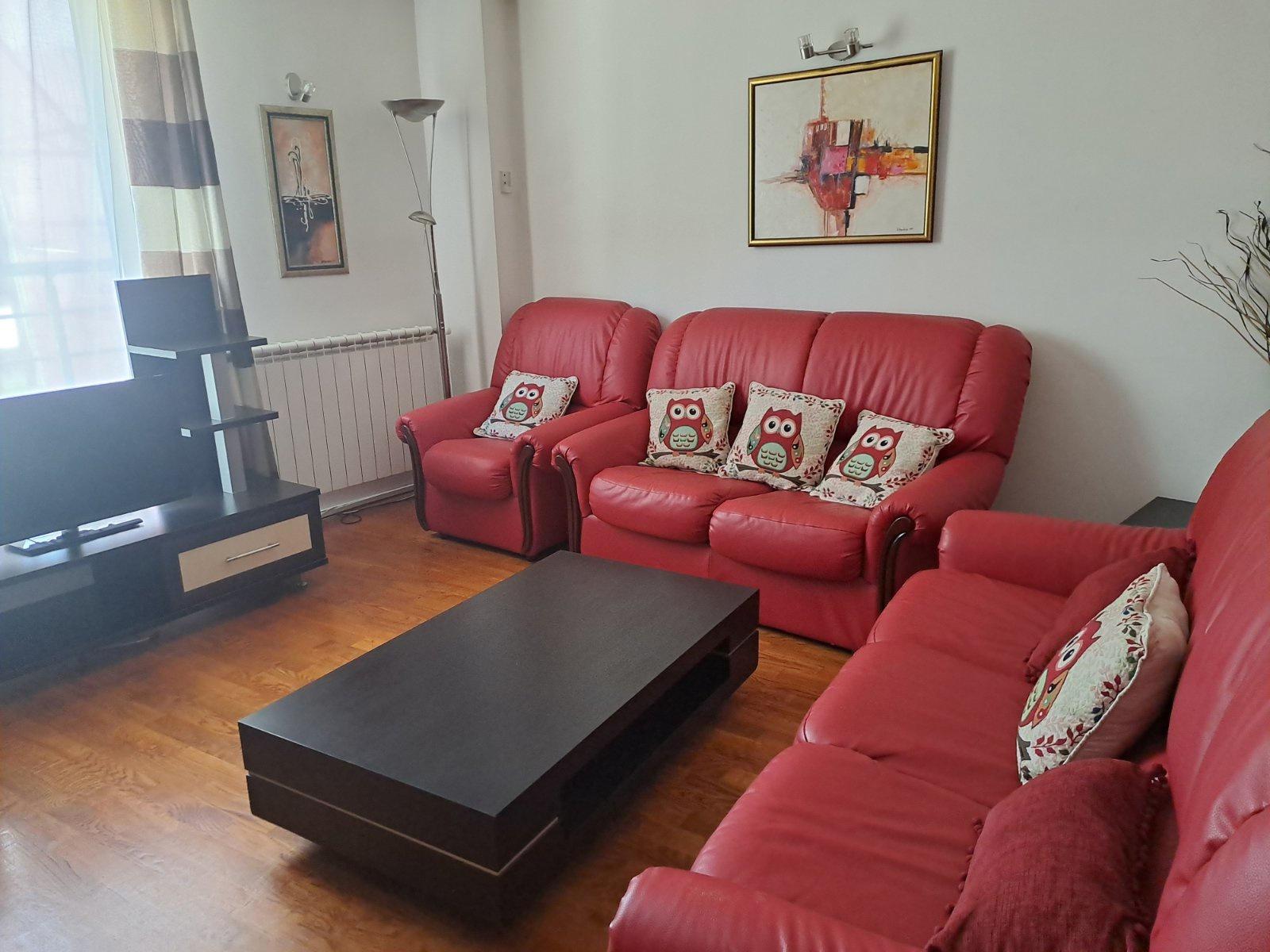 SE IZDAVA NOV DVOSOBEN STAN CENTAR