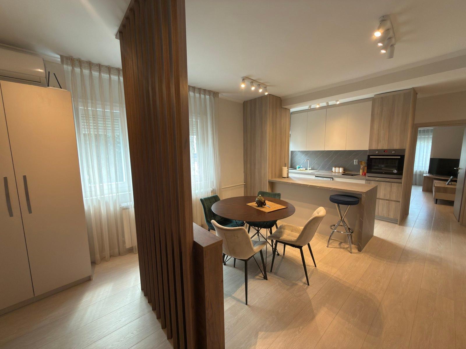 Prodazba renoviran namesten trosoben stan 90m2 strog Centar