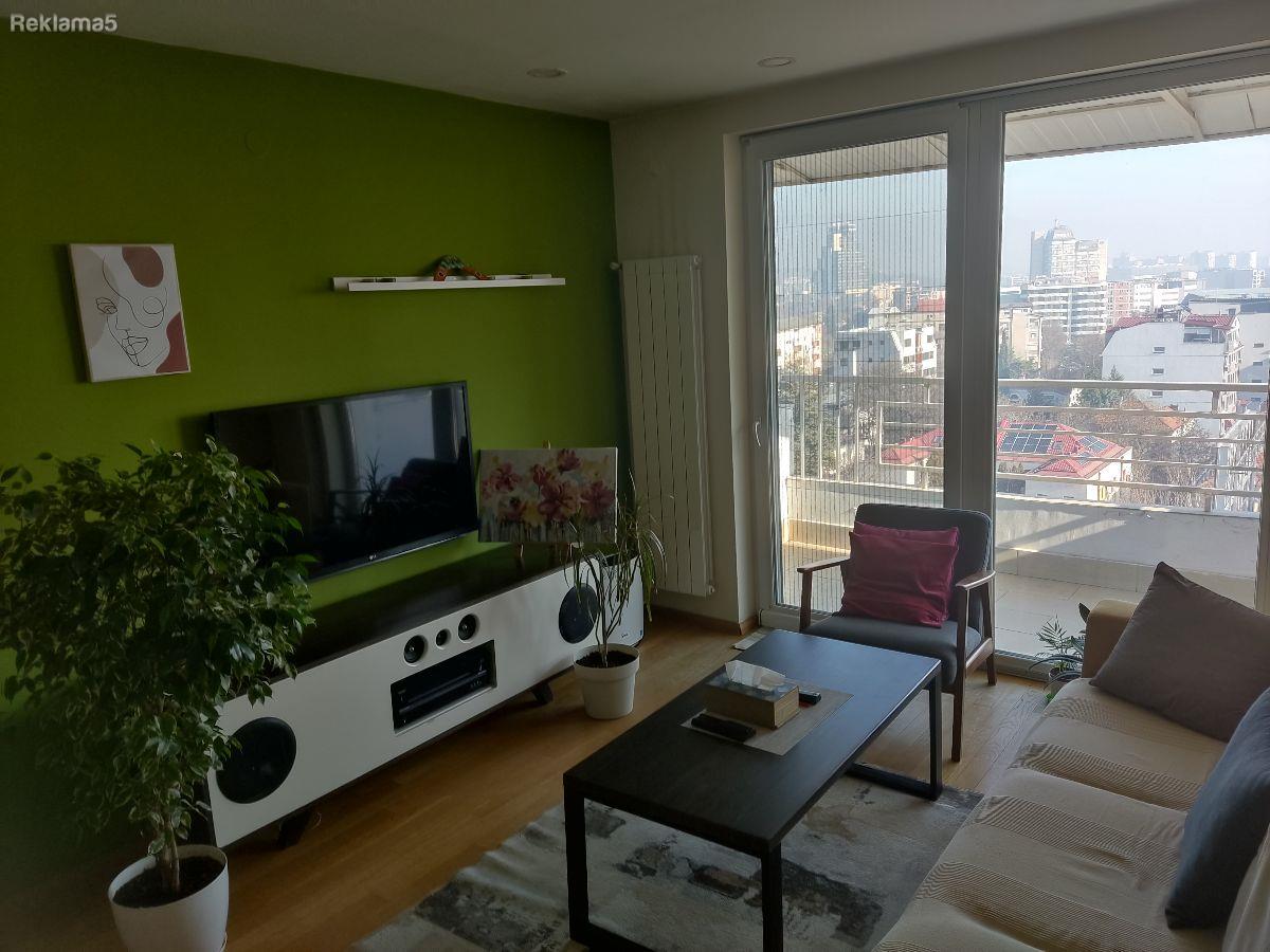 Izdavam Renoviran Dvosoben Stan 50m2 Strog Centar