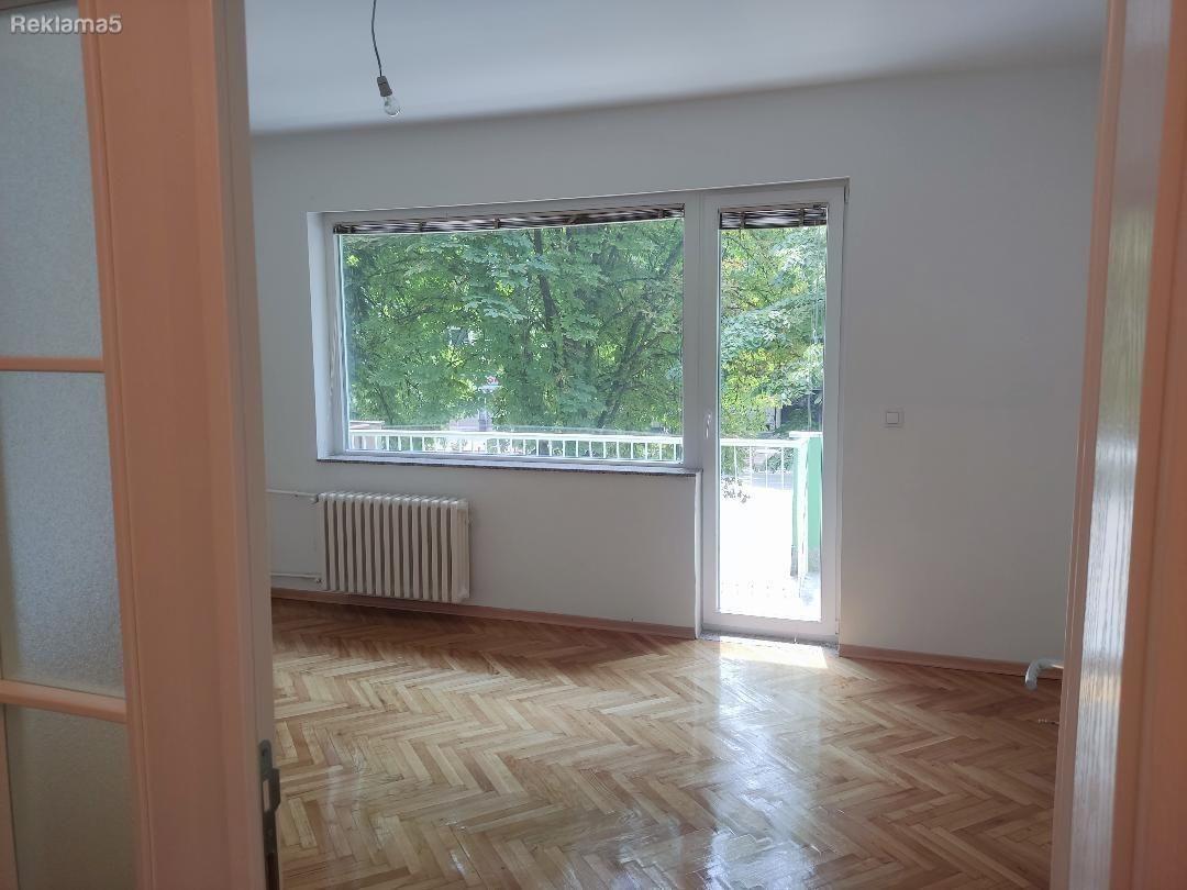 SE IZNAJMUVA STAN VO CENTAR ZA DELOVNA NAMENA
