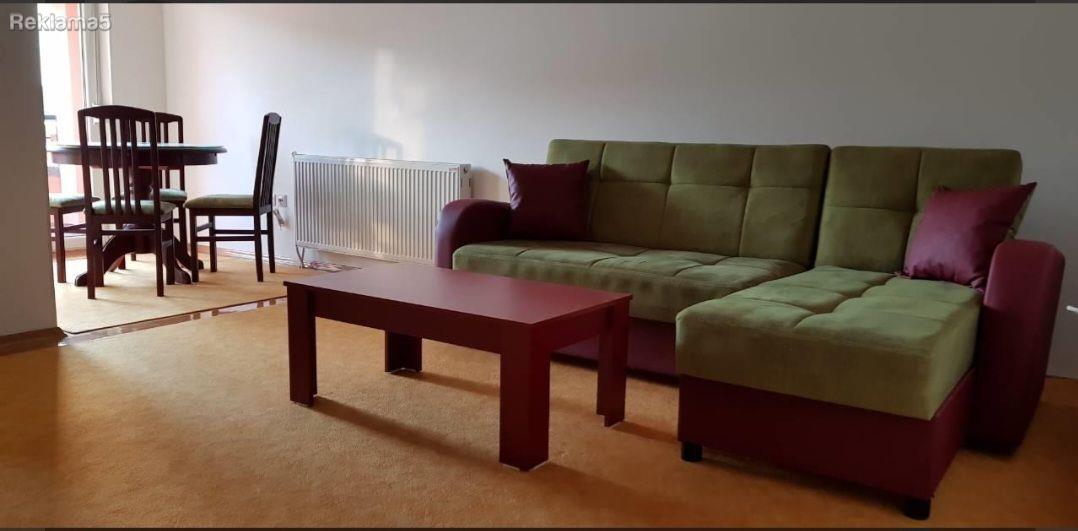 SE IZDAVA STAN VO CENTAR ,JUZEN BULEVAR