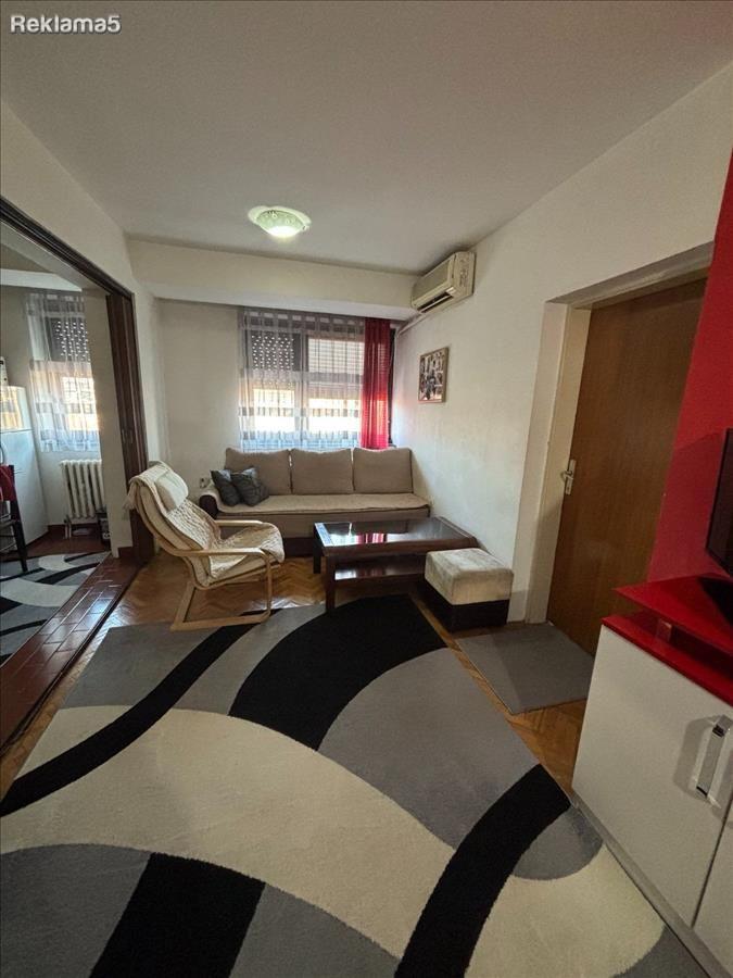 SE IZNAJMUVA STAN VO CENTAR BLIZU SOBORNA
