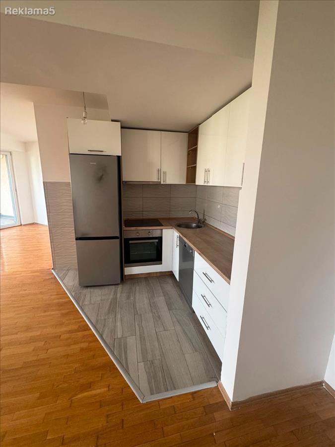 Se izdava nov prazen trosoben 70m2 Taftalidze 1