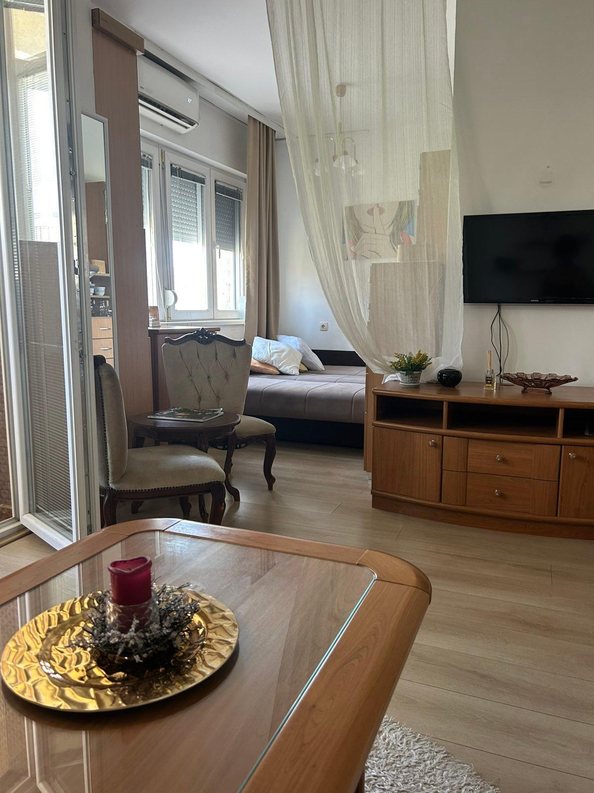 SE IZDAVA GARSONJERA NA PLOSTAD NAD TRIUMFALNA KAPIJA