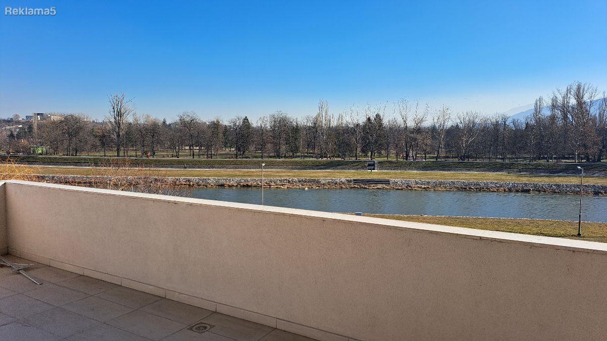 Nov luksuzen stan 170m2 kej na Vardar, Karposh