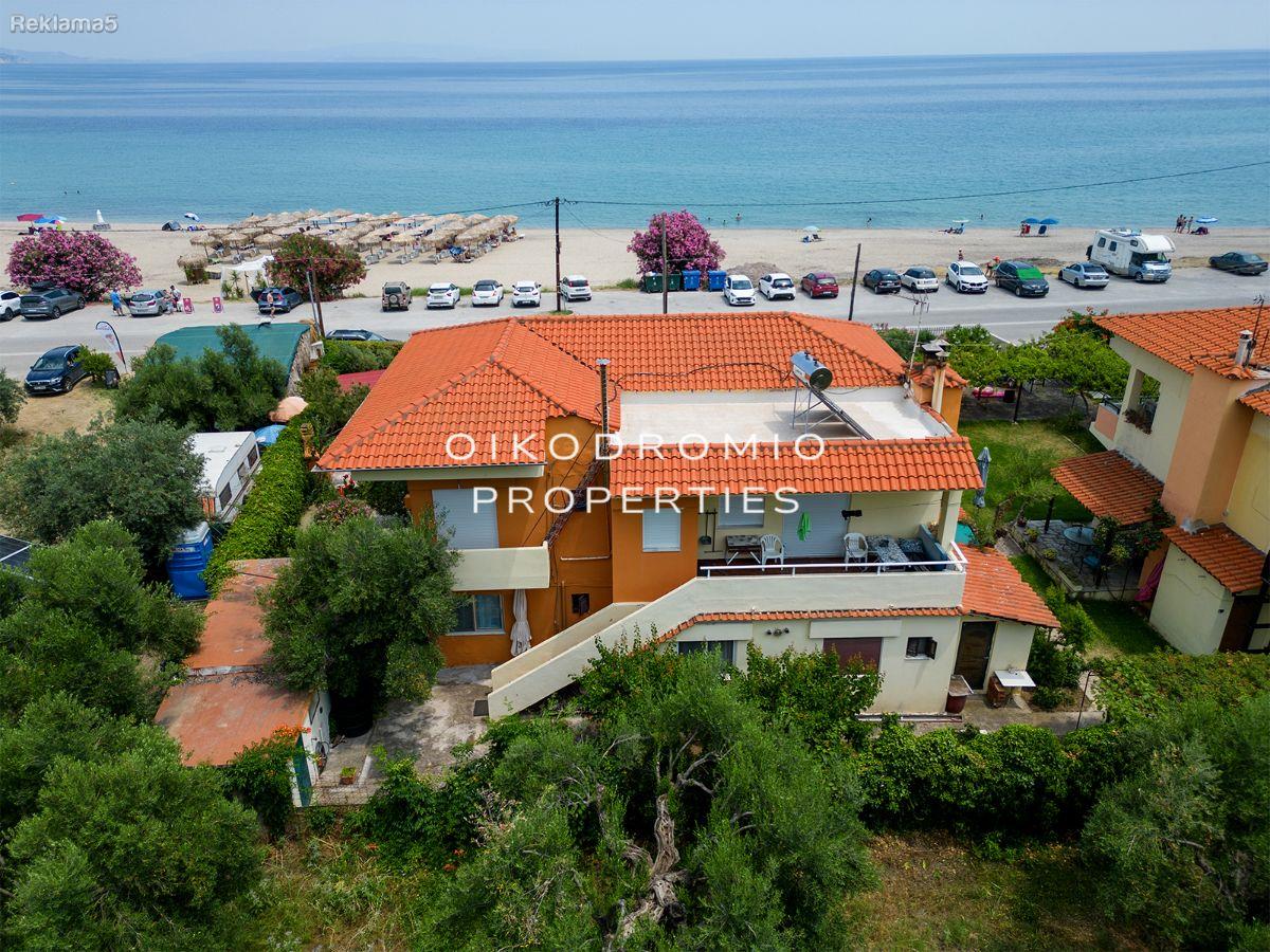 Halkidiki For sale a detached house of 200m2 by the sea.