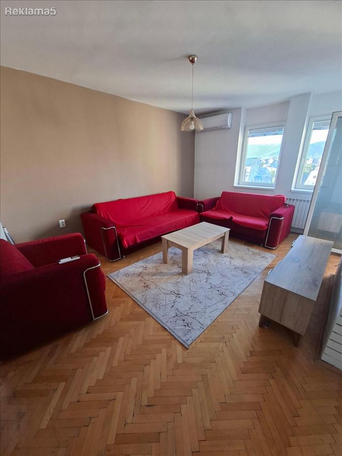 SE IZDAVA DVOSOBEN I POMOSNA SOBA SPROTI LISA NOVO LISICE