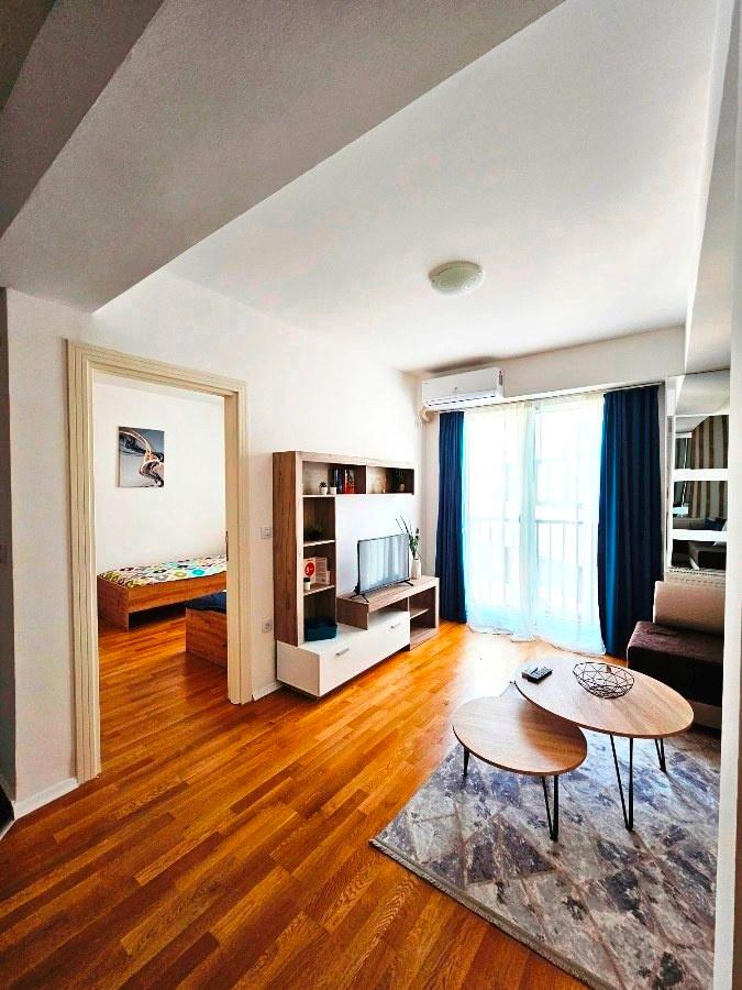 A modern apartment with a separate bedroom at the end of Porta Vlae