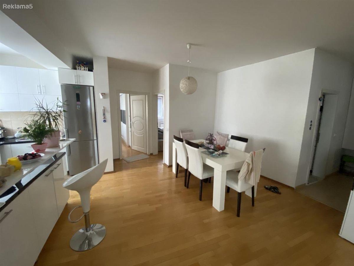 Se Izdava Trosoben 80m2 vo Centar kaj Holandska Amb.