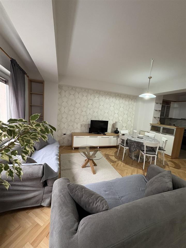 Se izdava namesten dvosoben 62m2 D.Maalo kaj Broz kafe