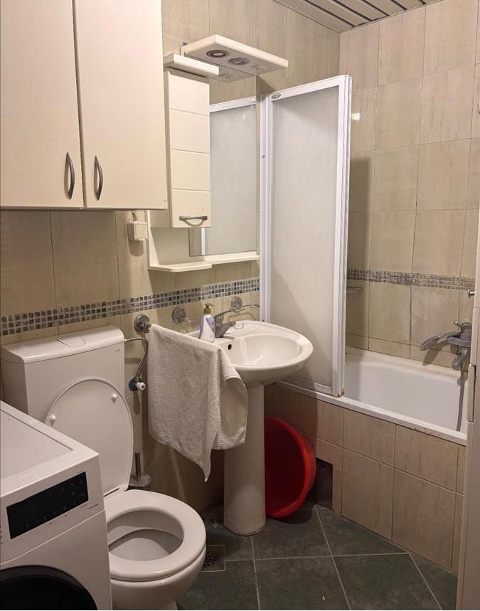 Se prodava namesten stan pozadi Ramstor vo Centar 58m2