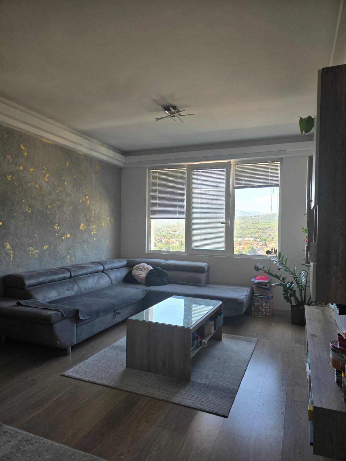 Se prodava namesten trosoben stan vo Dzevahir 68 m2